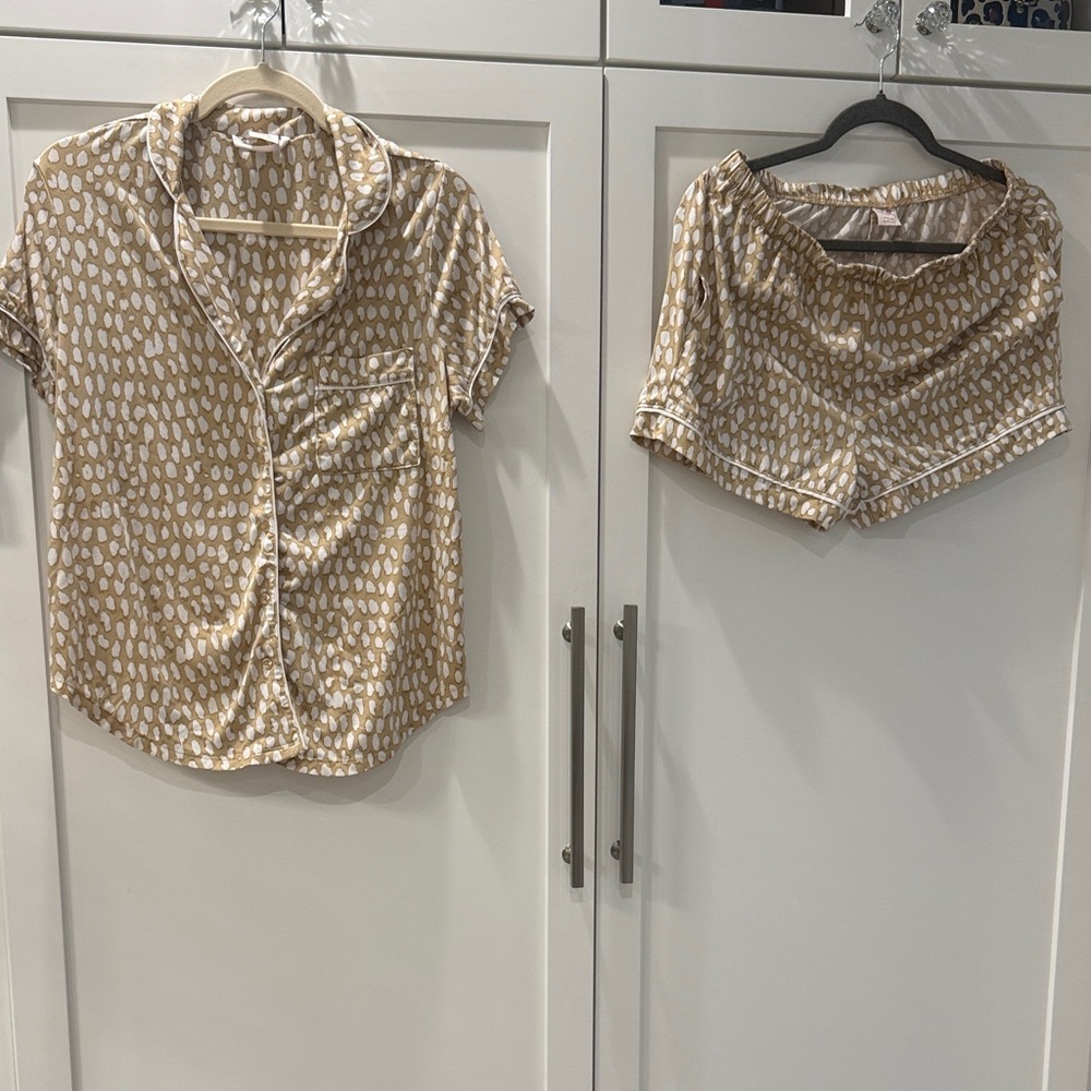 Secret Treasures Tan and White Printed Short Pajama Set